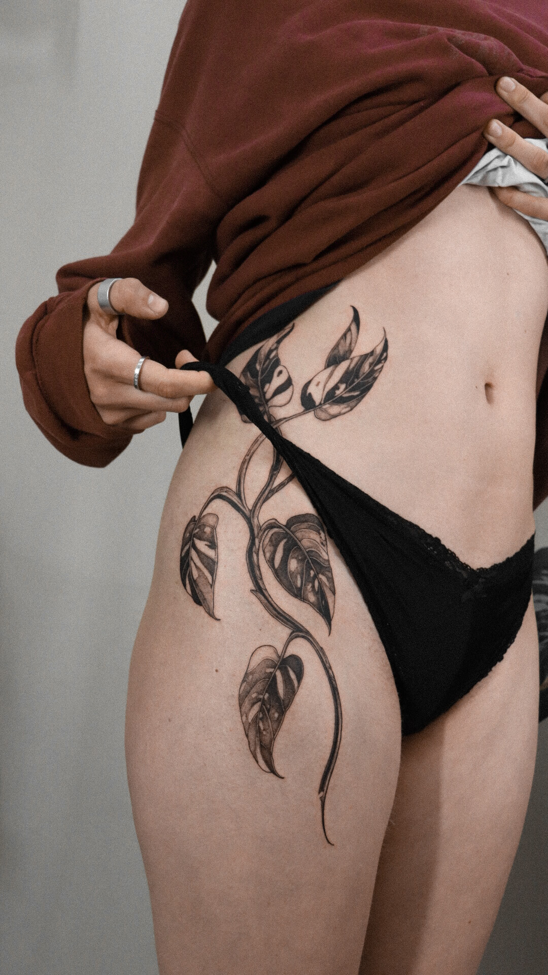 Botanical tattoo of tropical monstera vine spanning hip and thigh — tattoo Barcelona